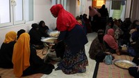 Menjelang waktu magrib, jamaah tampak duduk berkelompok di area masjid sambil menunggu waktu berbuka. REUTERS/Monicah Mwangi