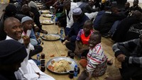 Para jamaah Muslim berkumpul di masjid yang berada di pusat kota Nairobi tersebut untuk mengikuti tradisi berbagi hidangan iftar selama bulan suci Ramadan. REUTERS/Monicah Mwangi