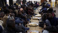 Selain sebagai waktu untuk berbuka puasa, kegiatan ini juga menjadi kesempatan bagi masyarakat untuk saling berbagi dan memperkuat rasa persaudaraan di tengah komunitas Muslim setempat. REUTERS/Monicah Mwangi