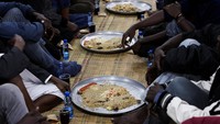Tradisi berbagi makanan saat iftar menjadi salah satu momen penting yang mempererat kebersamaan antarjamaah. REUTERS/Monicah Mwangi
