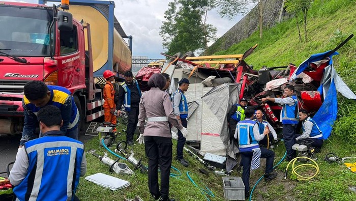 Kecelakaan maut beruntun menewaskan satu orang di Jalan Tol Jalur B KM 431+400, Kelurahan Beji, Kecamatan Ungaran Timur, Kabupaten Semarang, Sabtu (7/3/2026).