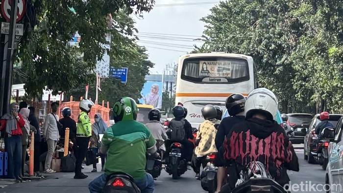 Kemacetan di sekitar Terminal Purabaya mengekor hingga kawasan Flyover Aloha