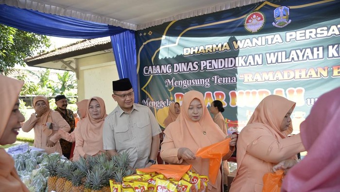 Kepala Dinas Pendidikan Jatim Aries Agung Paewai