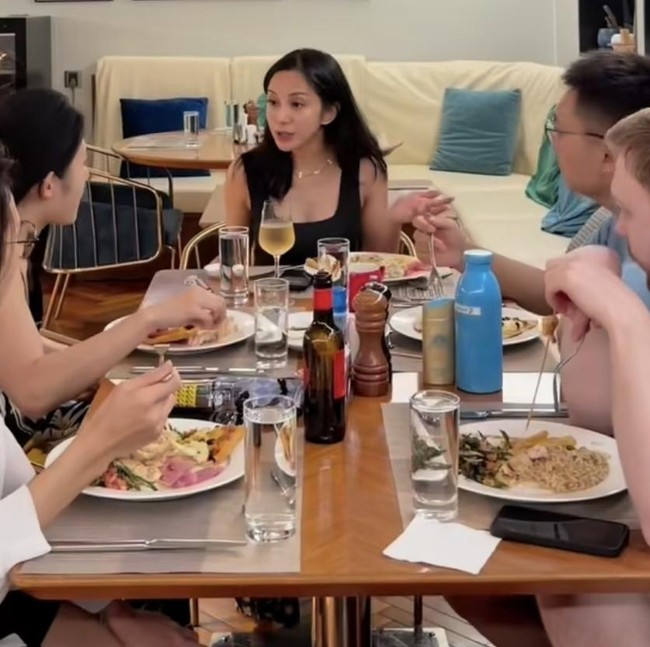 Gaya Keren Kirana Larasati saat Makan Malam di Maldives hingga China