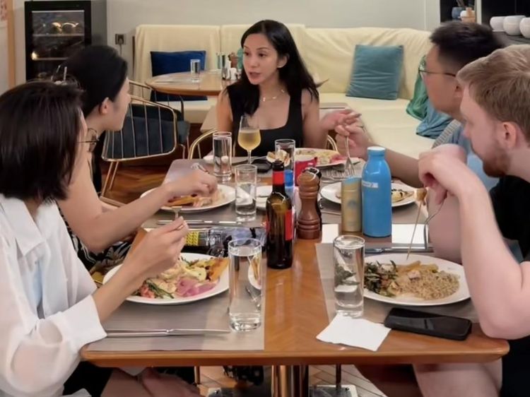 Gaya Keren Kirana Larasati saat Makan Malam di Maldives hingga China