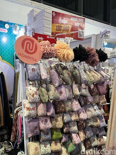 Koleksi mukena untuk Lebaran di bazar hijab dan busana muslim, Rendezvous Modest Market X Bank Syariah Nasional mulai dari 3-15 Maret 2026 di AEON Tanjung Barat, Jakarta.