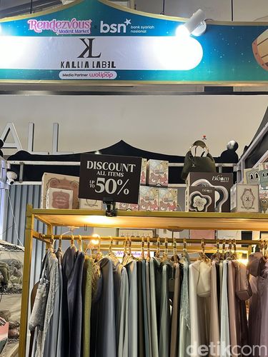 Koleksi mukena untuk Lebaran di bazar hijab dan busana muslim, Rendezvous Modest Market X Bank Syariah Nasional mulai dari 3-15 Maret 2026 di AEON Tanjung Barat, Jakarta.