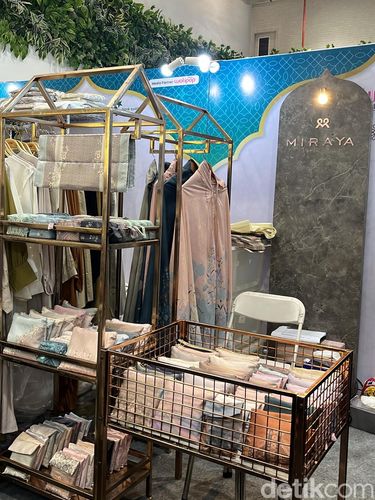 Koleksi mukena untuk Lebaran di bazar hijab dan busana muslim, Rendezvous Modest Market X Bank Syariah Nasional mulai dari 3-15 Maret 2026 di AEON Tanjung Barat, Jakarta.