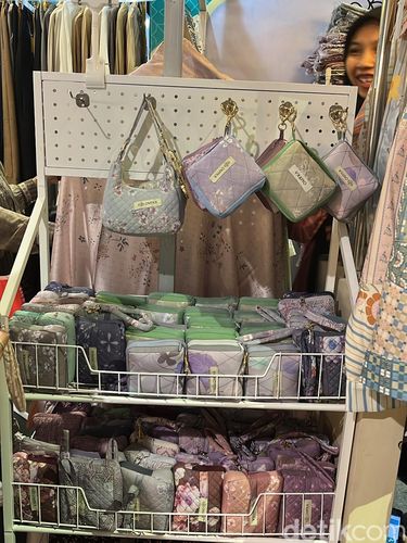 Koleksi mukena untuk Lebaran di bazar hijab dan busana muslim, Rendezvous Modest Market X Bank Syariah Nasional mulai dari 3-15 Maret 2026 di AEON Tanjung Barat, Jakarta.