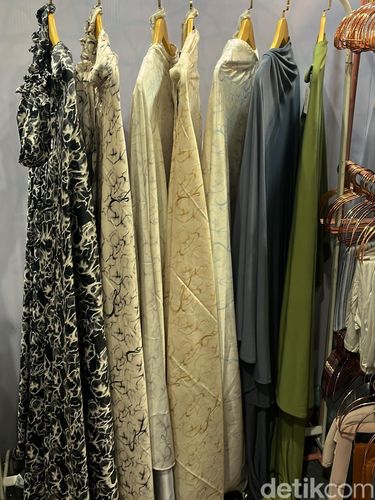 Koleksi mukena untuk Lebaran di bazar hijab dan busana muslim, Rendezvous Modest Market X Bank Syariah Nasional mulai dari 3-15 Maret 2026 di AEON Tanjung Barat, Jakarta.