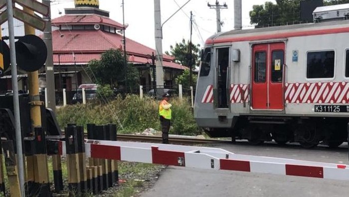 KRL mogok di perlintasan Desa Jambu Kulon, Kecamatan Ceper, Klaten.