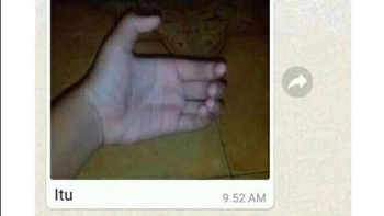 Aksi penjual HP memperlihatkan ukuran ponsel yang hendak dijualnya. Foto: X.com