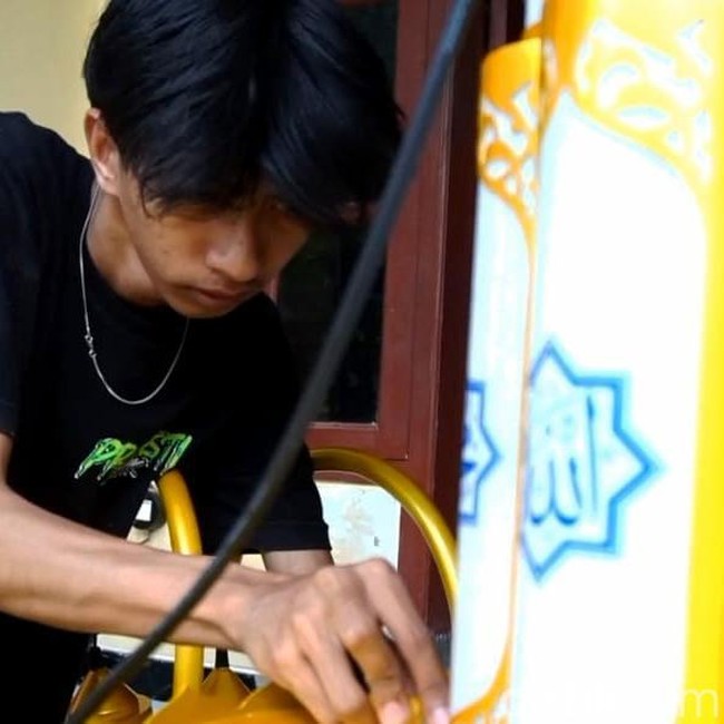 Lampu Hias Paralon Motif Kaligrafi dari Probolinggo Laris hingga Mancanegara