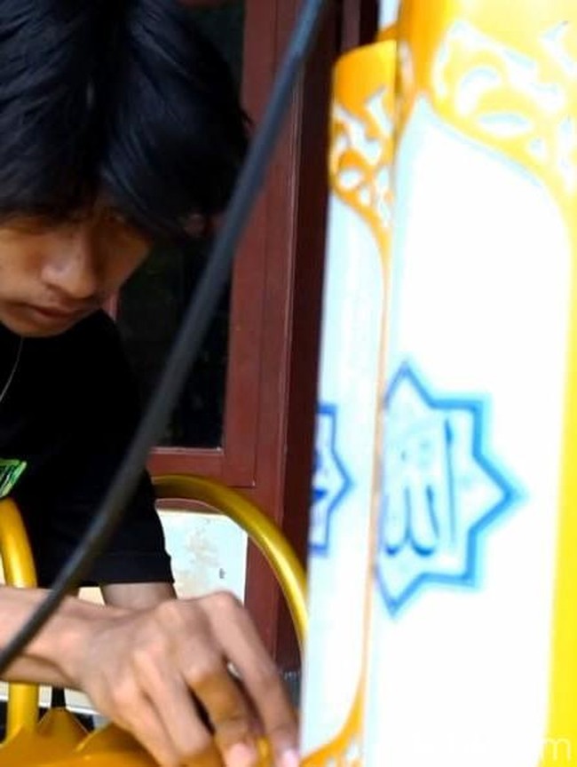 Lampu Hias Paralon Motif Kaligrafi dari Probolinggo Laris hingga Mancanegara