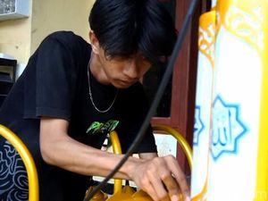 Lampu Hias Paralon Motif Kaligrafi dari Probolinggo Laris hingga Mancanegara