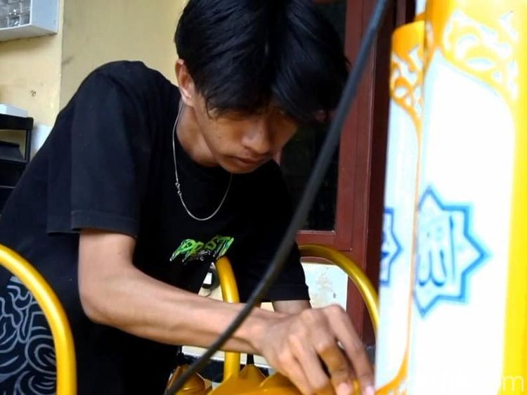 Lampu Hias Paralon Motif Kaligrafi dari Probolinggo Laris hingga Mancanegara