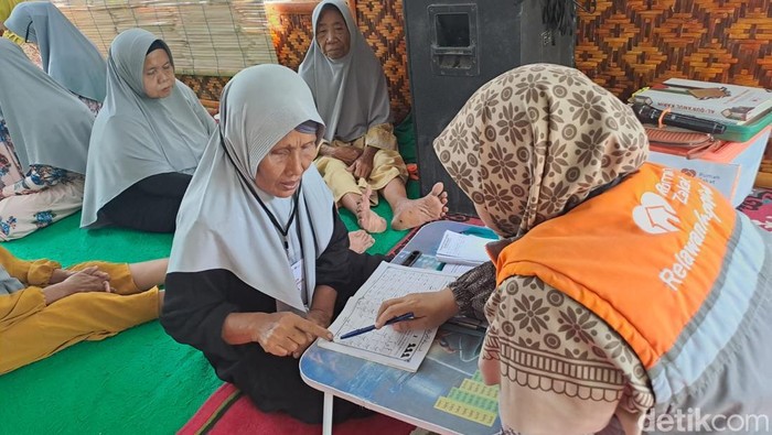 Lansia di Indramayu belajar mengaji