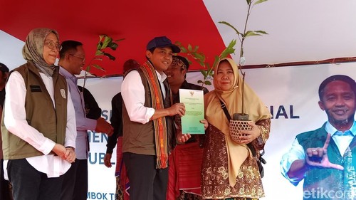 Menteri Kehutanan Raja Juli Antoni menyerahkan SK Perhutanan Sosial di Lombok Timur, NTB, Sabtu (7/3/2026).