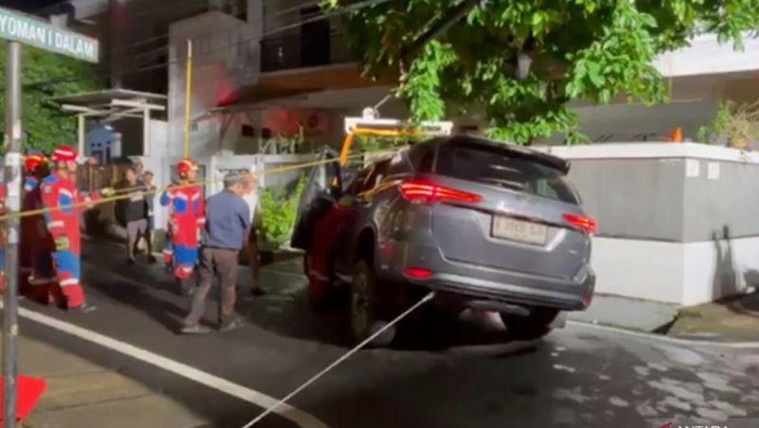 Anak Pak Eben Belajar Nyetir Malam-malam Malah Nyungsep ke Saluran Air: Tragedi Mengejutkan di Jaktim