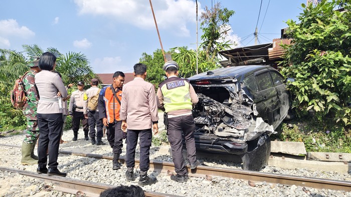 Mobil tertabrak kereta api di Simalungun. (Dok Polres Simalungun)