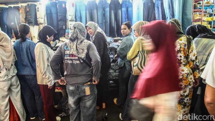 Pasar Tanah Abang, Jakarta Pusat, kembali dipadati warga yang berburu berbagai kebutuhan busana Lebaran lebih awal. Sabtu (7/3/2026), lorong-lorong Blok F terlihat ramai sejak pagi, dengan pengunjung datang dari berbagai wilayah Jabodetabek untuk mencari pakaian dengan harga grosir yang relatif lebih terjangkau dibandingkan pusat perbelanjaan lain.