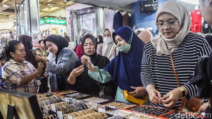 Pasar Tanah Abang, Jakarta Pusat, kembali dipadati warga yang berburu berbagai kebutuhan busana Lebaran lebih awal. Sabtu (7/3/2026), lorong-lorong Blok F terlihat ramai sejak pagi, dengan pengunjung datang dari berbagai wilayah Jabodetabek untuk mencari pakaian dengan harga grosir yang relatif lebih terjangkau dibandingkan pusat perbelanjaan lain.