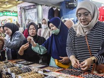 Momen Belanja Lebaran Lebih Awal, Pasar Tanah Abang Dipadati Warga