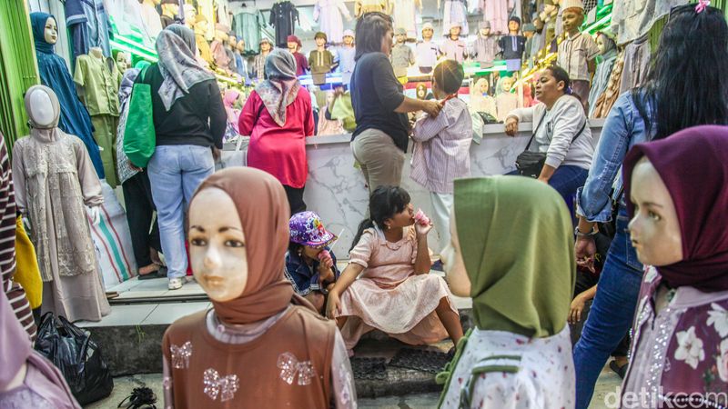 Pasar Tanah Abang, Jakarta Pusat, kembali dipadati warga yang berburu berbagai kebutuhan busana Lebaran lebih awal. Sabtu (7/3/2026), lorong-lorong Blok F terlihat ramai sejak pagi, dengan pengunjung datang dari berbagai wilayah Jabodetabek untuk mencari pakaian dengan harga grosir yang relatif lebih terjangkau dibandingkan pusat perbelanjaan lain.