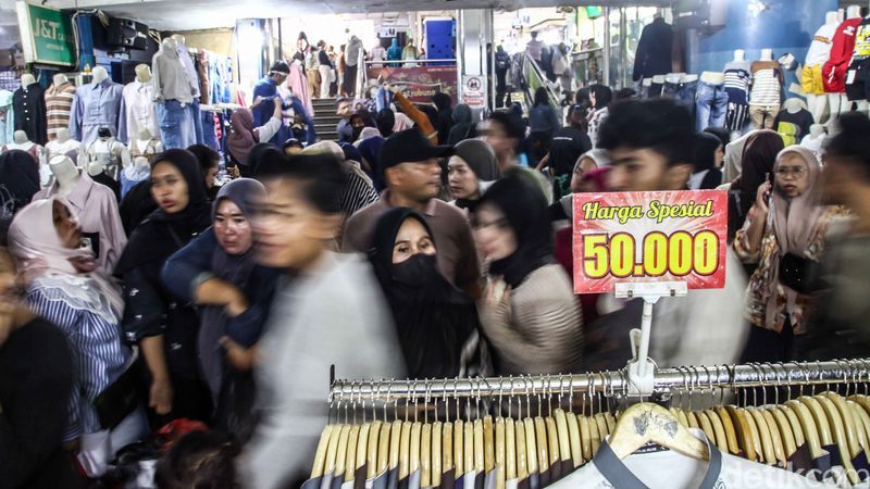 Pasar Tanah Abang, Jakarta Pusat, kembali dipadati warga yang berburu berbagai kebutuhan busana Lebaran lebih awal. Sabtu (7/3/2026), lorong-lorong Blok F terlihat ramai sejak pagi, dengan pengunjung datang dari berbagai wilayah Jabodetabek untuk mencari pakaian dengan harga grosir yang relatif lebih terjangkau dibandingkan pusat perbelanjaan lain.