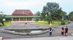 Ngabuburit di Alun-Alun Kota Depok, Warga Bersantai Menanti Waktu Berbuka