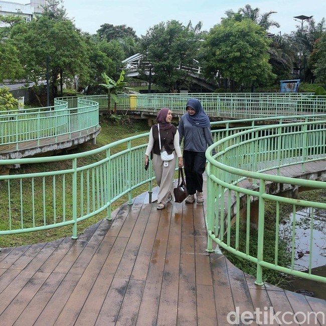 Ngabuburit di Alun-Alun Kota Depok, Warga Bersantai Menanti Waktu Berbuka
