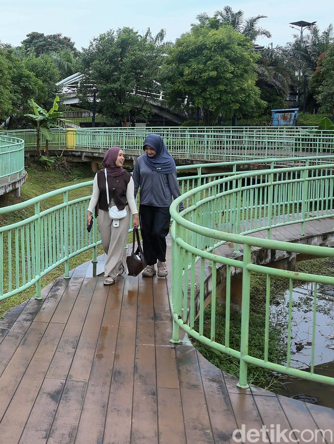 Ngabuburit di Alun-Alun Kota Depok, Warga Bersantai Menanti Waktu Berbuka
