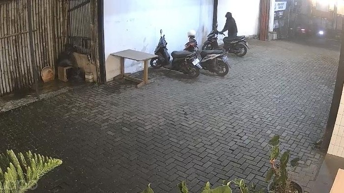 ScreenshotPelaku curanmor terekam kamera CCTV.