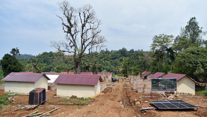 Pekerja memindahkan bata interlock untuk pembangunan hunian tetap (huntap) di Kampung Talang, Koto Tuo, Pauh, Padang, Sumatera Barat, Sabtu (7/3/2026)