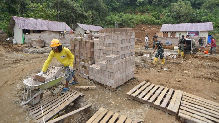 Pekerja memindahkan bata interlock untuk pembangunan hunian tetap (huntap) di Kampung Talang, Koto Tuo, Pauh, Padang, Sumatera Barat, Sabtu (7/3/2026). Pemkot Padang bersama Kadin Indonesia didukung BUMN, BUMD dan TNI-Polri bersama donatur membangun 10 huntap untuk 10 Kepala Keluarga penyintas bencana November 2025 yang menjadi huntap pertama dibangun di propinsi itu. ANTARA FOTO/Fitra Yogi