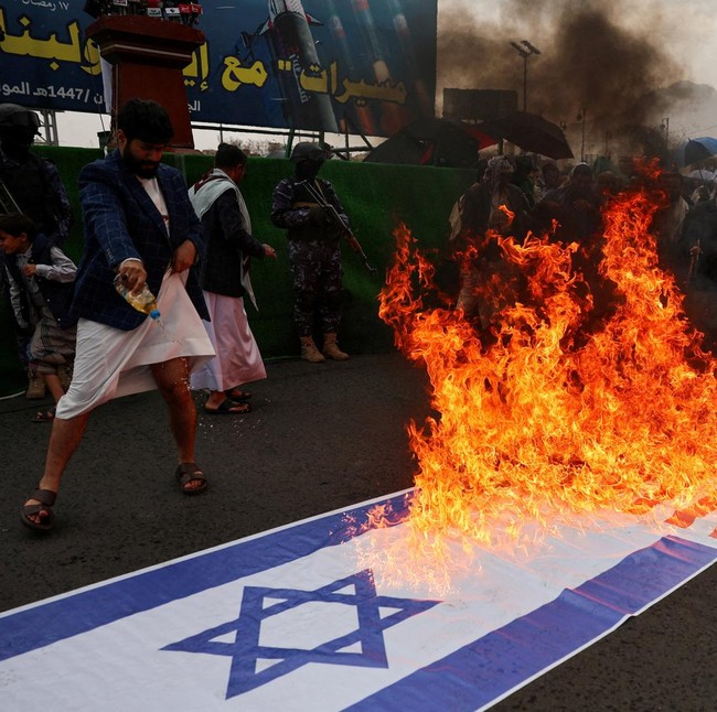 Pendukung Houthi Gelar Demo Solidaritas untuk Iran, Lebanon, dan Palestina di Sanaa