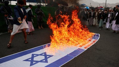 Pendukung Houthi Gelar Demo Solidaritas untuk Iran, Lebanon, dan Palestina di Sanaa