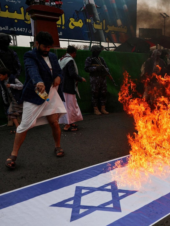 Pendukung Houthi Gelar Demo Solidaritas untuk Iran, Lebanon, dan Palestina di Sanaa