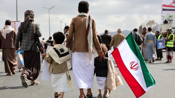 Pendukung kelompok Houthi menggelar aksi demonstrasi di ibu kota Sanaa, Yaman, sebagai bentuk solidaritas dengan Iran, Lebanon, dan Palestina di tengah konflik yang melibatkan Amerika Serikat, Israel, dan Iran pada 6 Maret 2026. Aksi ini menampilkan para pendukung membawa poster bergambar tokoh pemimpin dan simbol dukungan serta mengecam kebijakan negara-negara Barat di kawasan. REUTERS/Khaled Abdullah