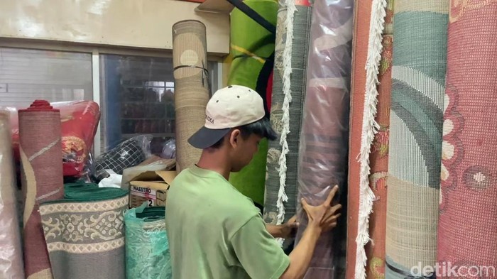 Penjual karpet di Pasar Baru Lamongan