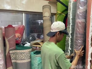 Penjualan Karpet Laris Manis di Pasar Baru Lamongan Jelang Lebaran