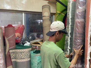 Penjualan Karpet Laris Manis di Pasar Baru Lamongan Jelang Lebaran