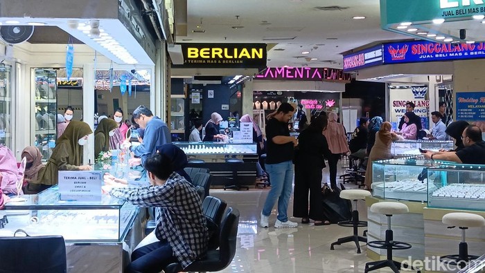 Suasana di Cikini Gold Center, Jakarta Pusat menjelang Lebaran 2026 tampak sedikit berbeda dibandingkan tahun-tahun sebelumnya. Jika biasanya toko-toko emas ramai diserbu pembeli, kini suasana tak begitu ramai.