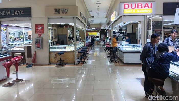 Suasana di Cikini Gold Center, Jakarta Pusat menjelang Lebaran 2026 tampak sedikit berbeda dibandingkan tahun-tahun sebelumnya. Jika biasanya toko-toko emas ramai diserbu pembeli, kini suasana tak begitu ramai.