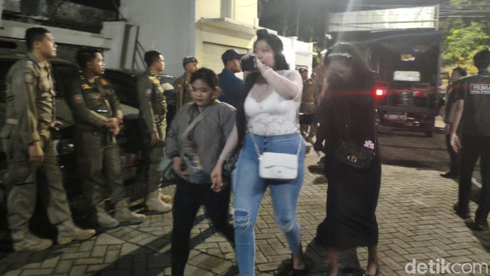 Petugas amankan LC hingga miras di kafe yang nekat buka saat Ramadan di Sukodono Sidoarjo