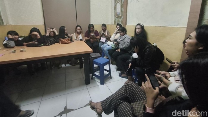 Petugas amankan LC hingga miras di kafe yang nekat buka saat Ramadan di Sukodono Sidoarjo