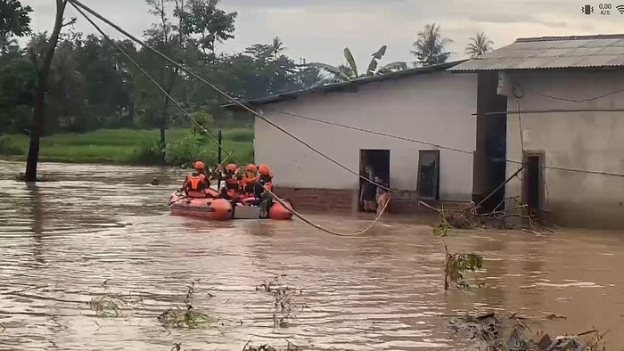 Petugas BPBD Lampung Selatan melakukan pengecekan rumah warga yang terdampak banjir