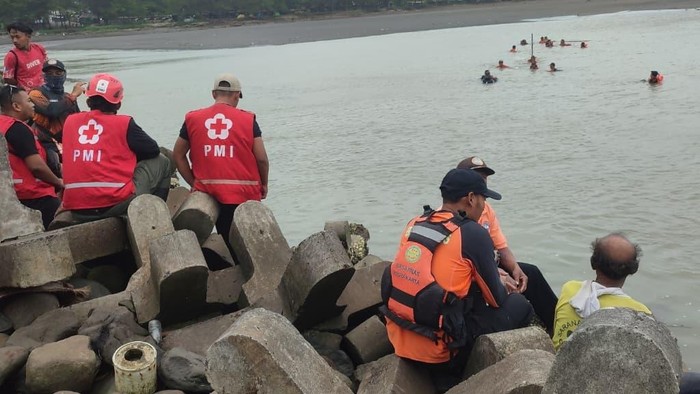 Petugas SAR gabungan mencari keberadaan BN yang diduga tenggelam di muara Sungai Serang, Temon, Kulon Progo, Sabtu (7/3/3036)