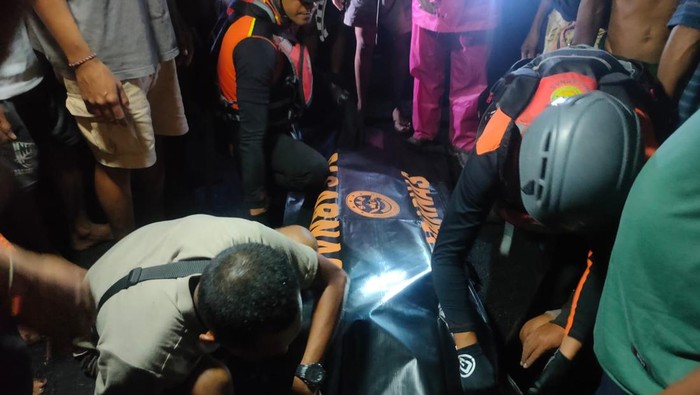 Petugas SAR gabungan mengevakuasi salah satu korban terseret banjir di Desa Banjar, Kecamatan Banjar, Buleleng, Bali, Sabtu (7/3/2026). (Foto: Pos SAR Buleleng)