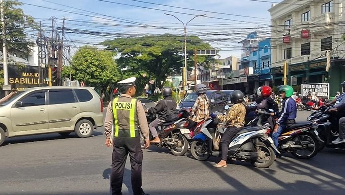 Petugas Satuan Lalu Lintas melakukan pengaturan arus lalin di Kota Malang